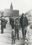 862929 Afbeelding van Corrie Huiding-Stomp met haar zoontje Alexander en Bert van de Pol, leden van het Wijk C Komitee, ...